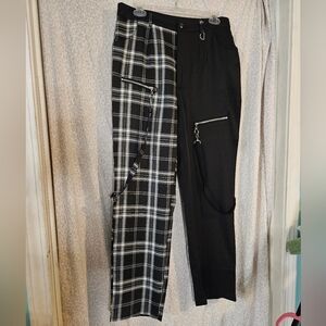 ❌SOLD ON MY DEPOP❌ROMWE Black and White Plaid Trousers with Chain Detail